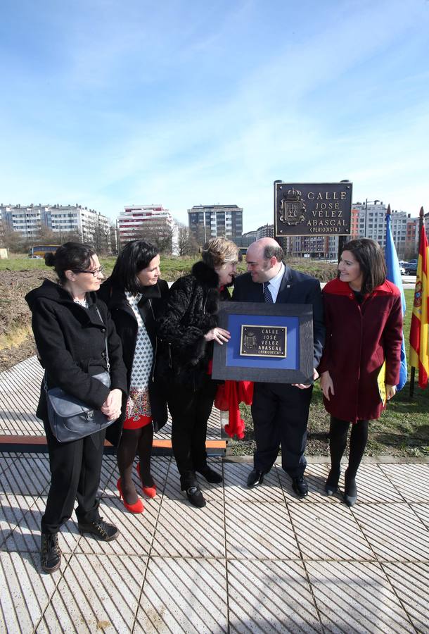 En el acto estuvieron el alcalde de Oviedo, Agustín Iglesias Caunedo; la viuda del periodista, Aurora Álvarez; y sus tres hijas, María José, Eva y Elena.