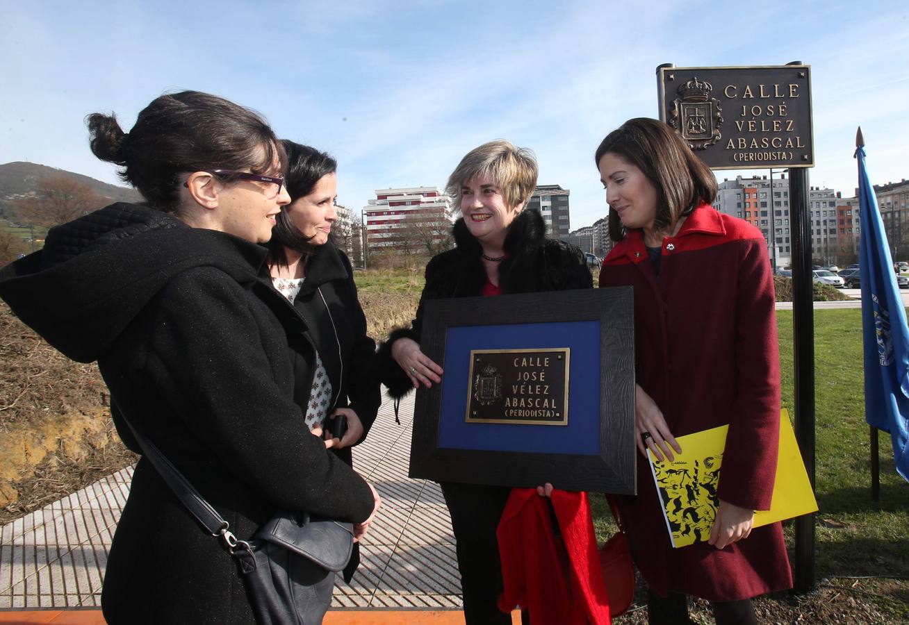 En el acto estuvieron el alcalde de Oviedo, Agustín Iglesias Caunedo; la viuda del periodista, Aurora Álvarez; y sus tres hijas, María José, Eva y Elena.