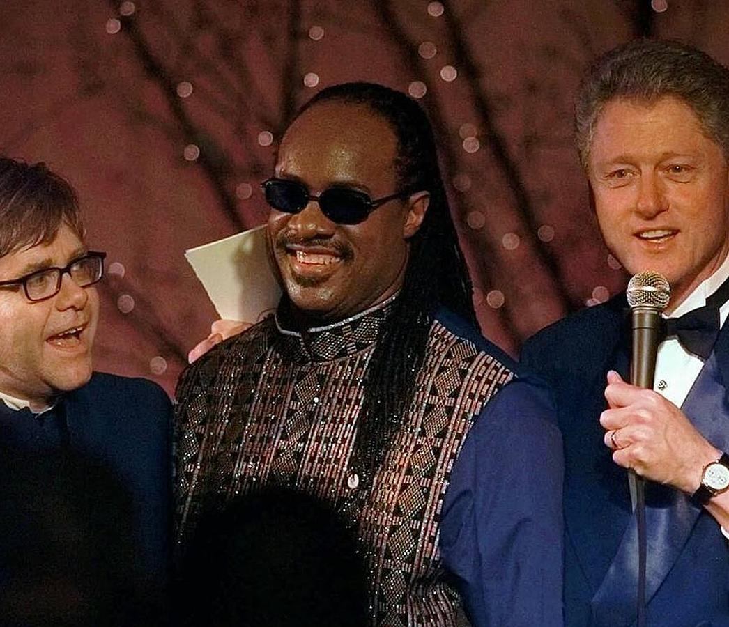 Junto a Stevie Wonder en la Casa Blanca durante el gobierno de Bill Clinton.