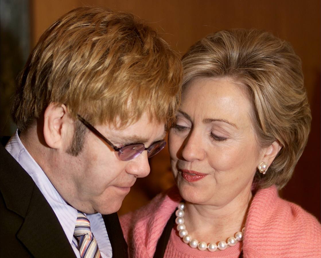 Al lado de Hillary Clinton.