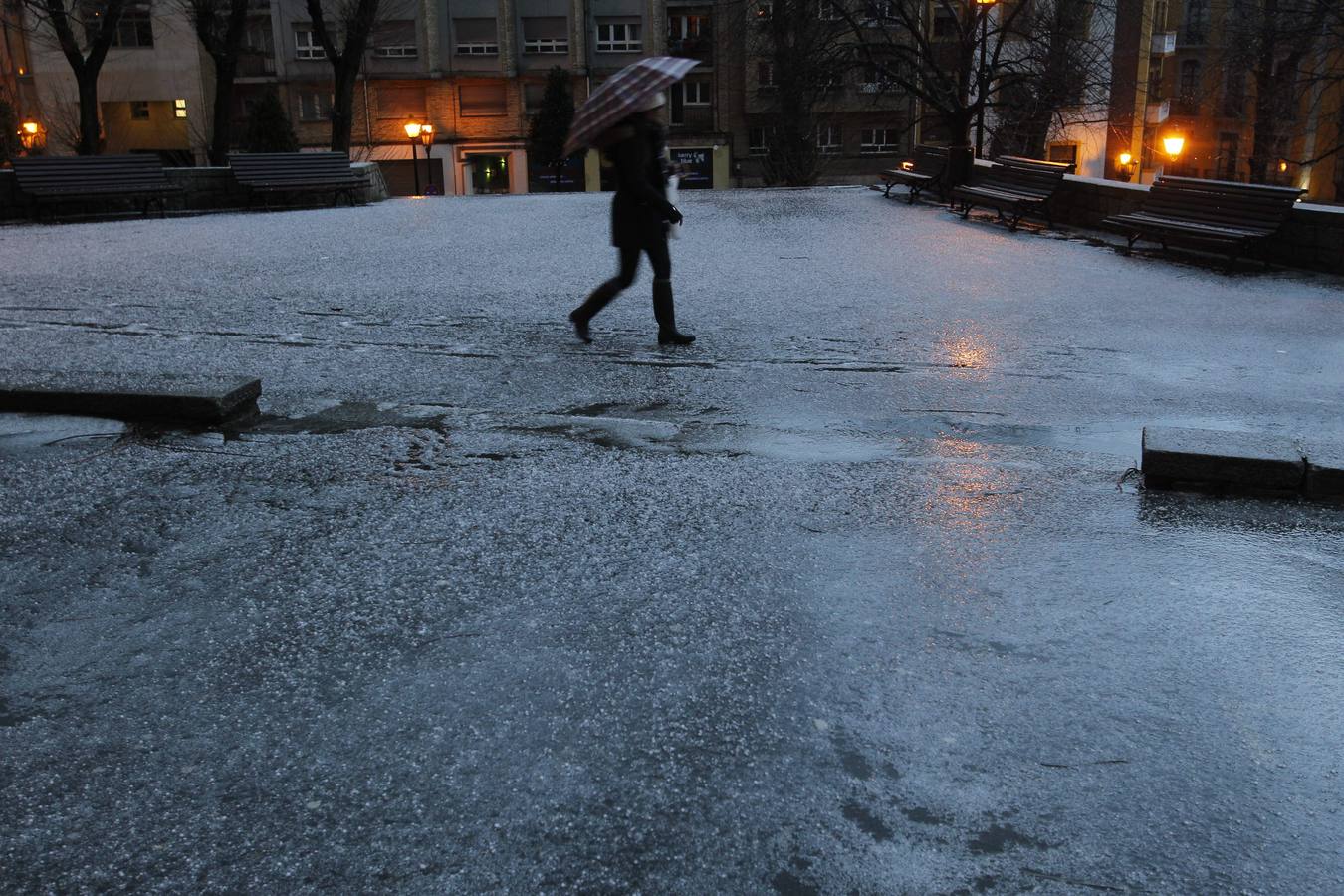 Sábado de granizo y viento en Oviedo