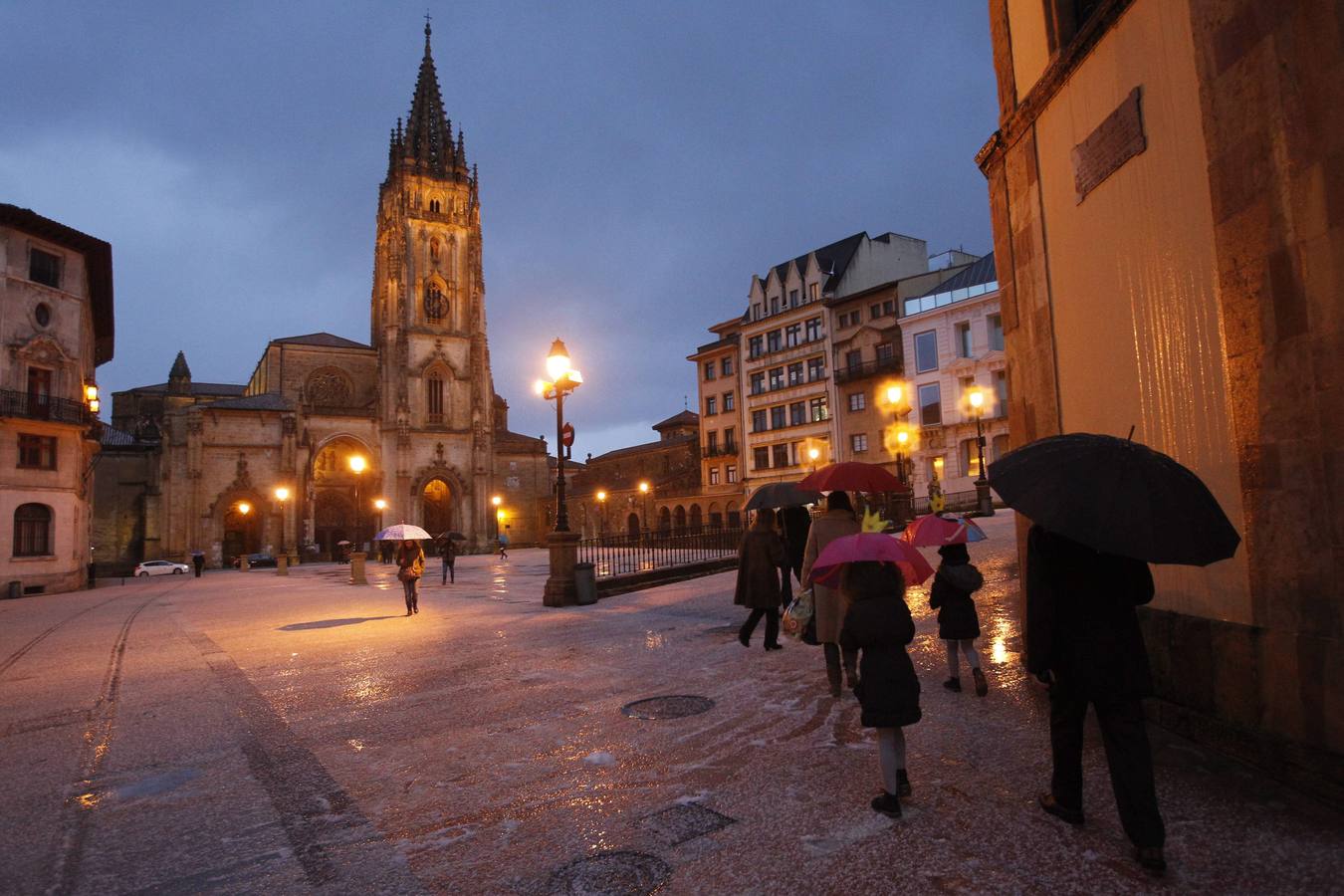 Sábado de granizo y viento en Oviedo