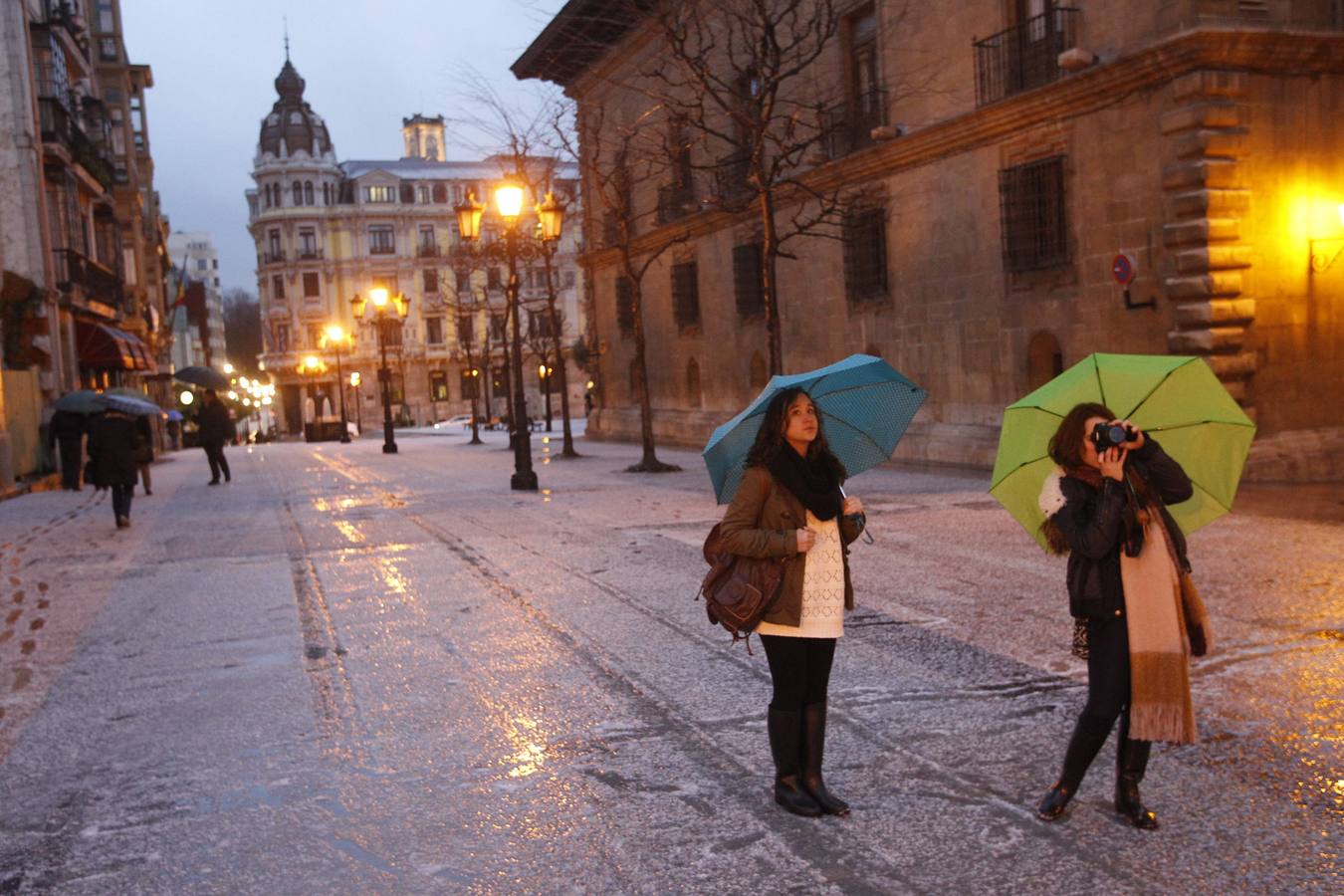 Sábado de granizo y viento en Oviedo