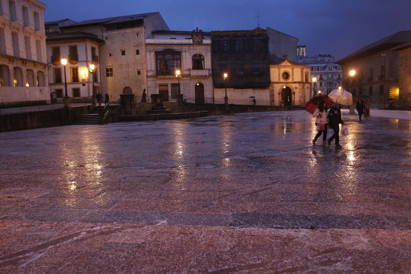 Sábado de granizo y viento en Oviedo