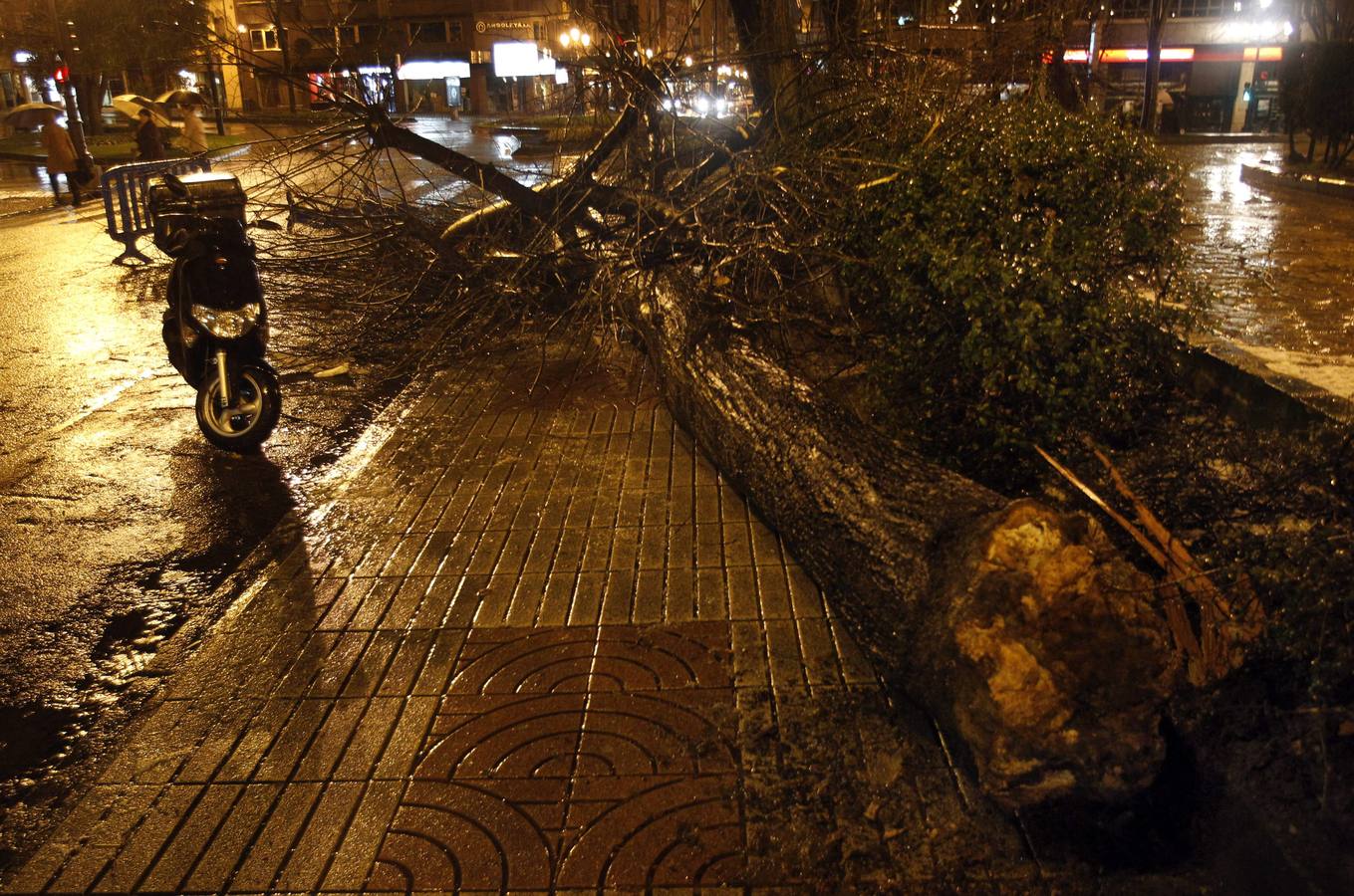 Sábado de granizo y viento en Oviedo