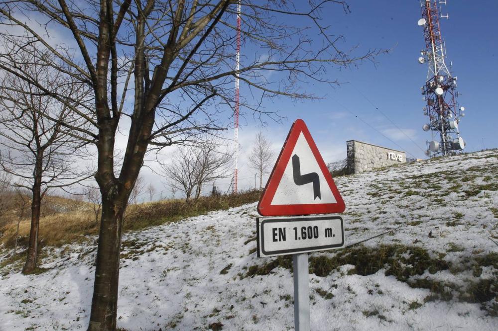 Este fin de semana cayeron tímidos copos de nieve en Oviedo.