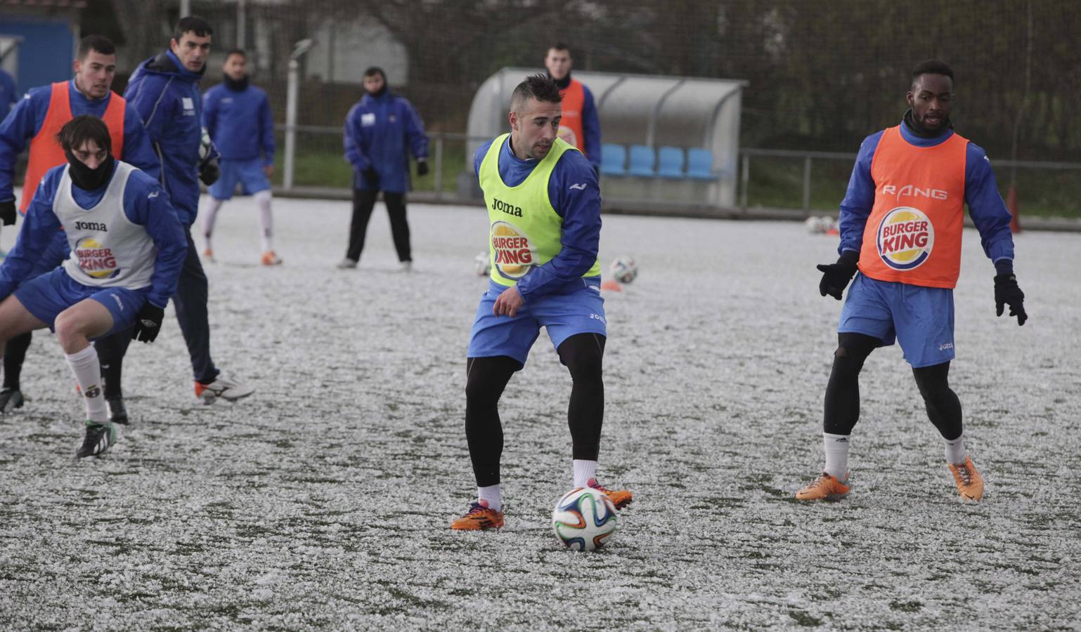 El Real Avilés entrenó sobre y bajo un manto blanco, más de granizo que de nieve