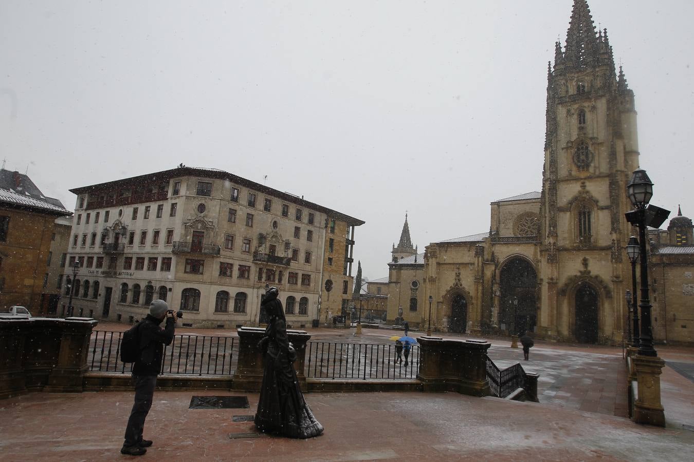 La nieve cubre en Oviedo