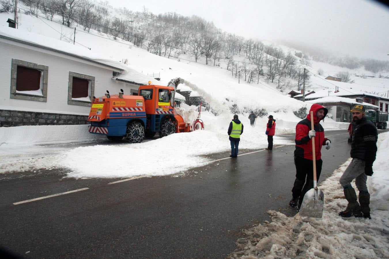 Las espectaculares imágenes que deja el trabajo para limpiar Pajares