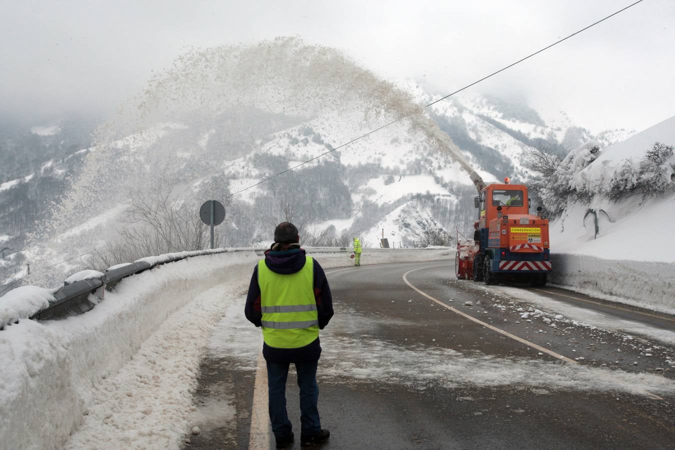 Las espectaculares imágenes que deja el trabajo para limpiar Pajares