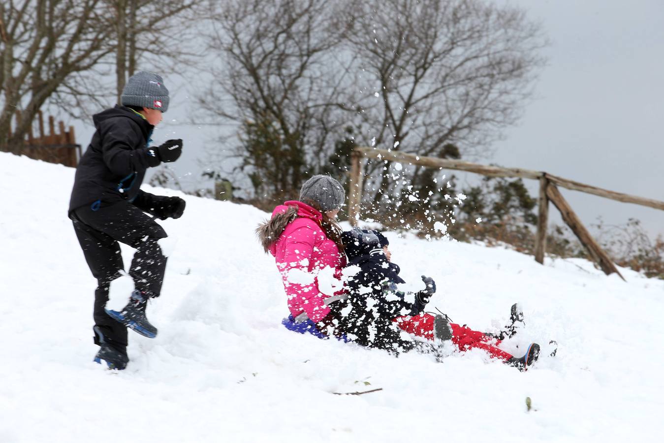 Los ovetenses disfrutan en el Naranco de la nieve