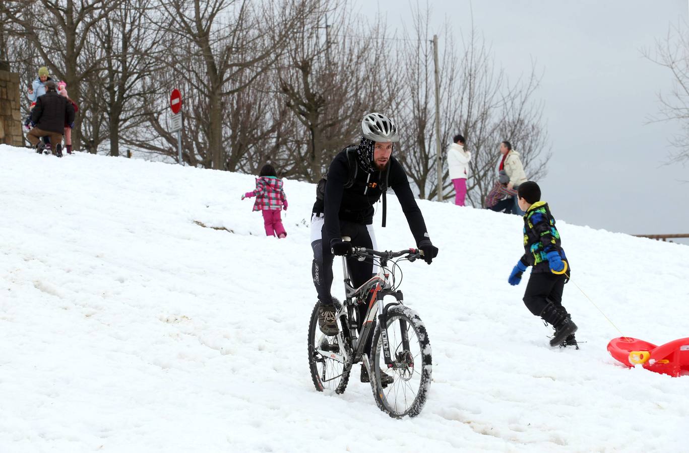 Los ovetenses disfrutan en el Naranco de la nieve