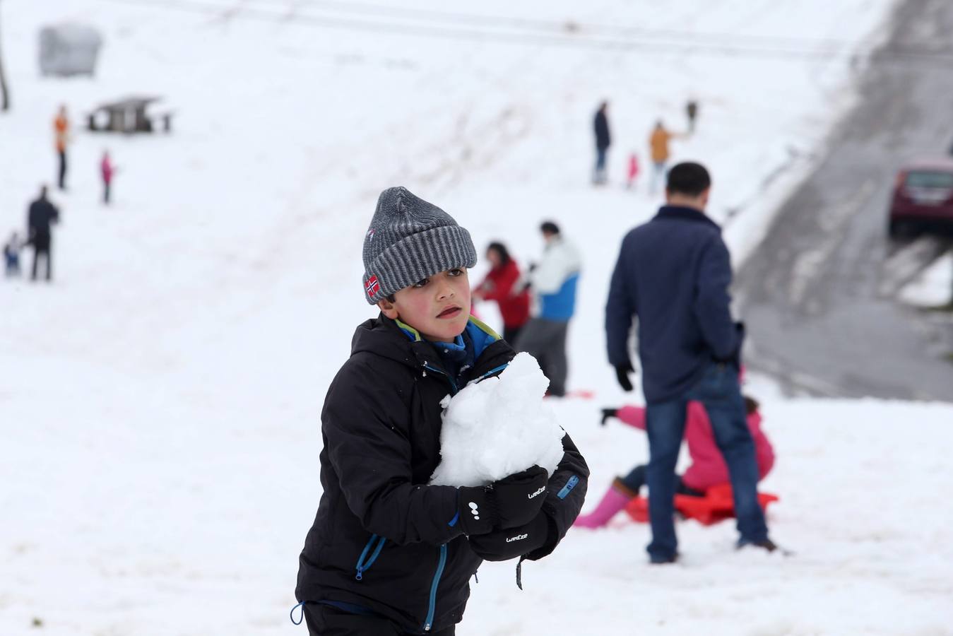 Los ovetenses disfrutan en el Naranco de la nieve