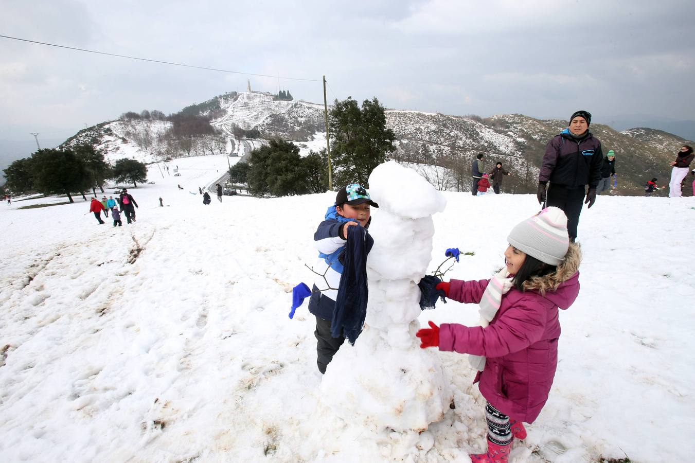 Los ovetenses disfrutan en el Naranco de la nieve