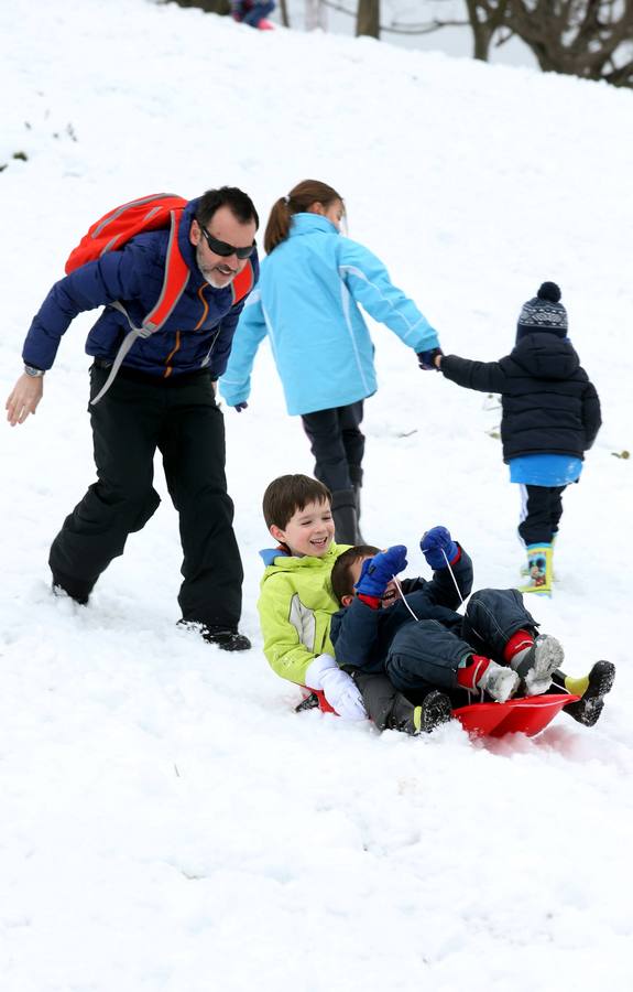 Los ovetenses disfrutan en el Naranco de la nieve