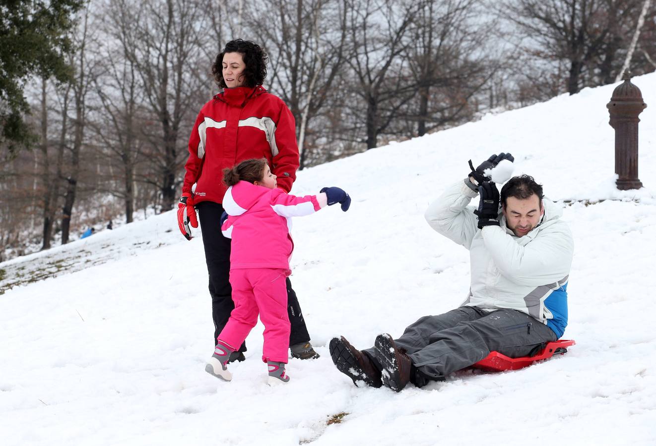 Los ovetenses disfrutan en el Naranco de la nieve