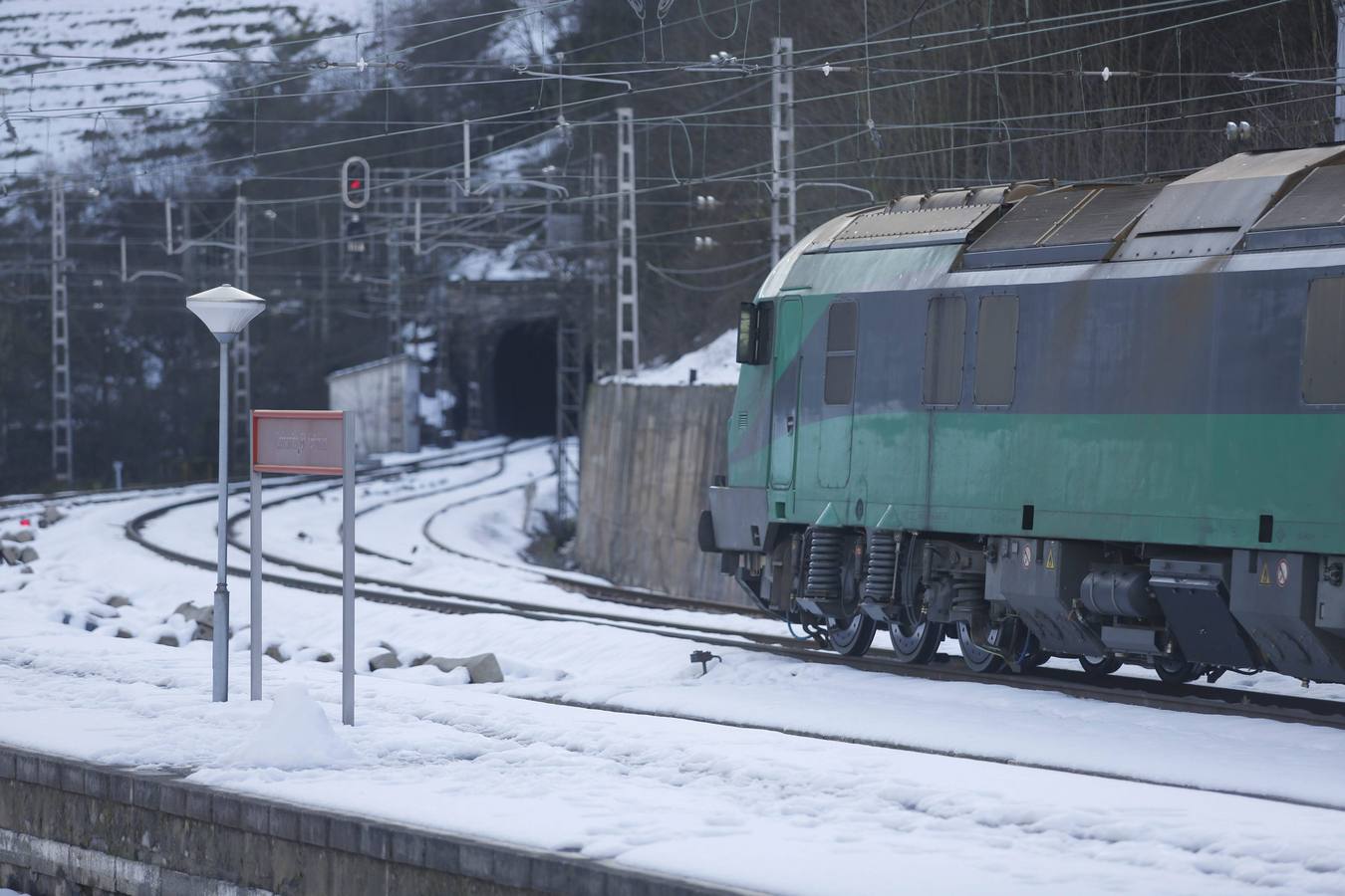 Los trenes de mercancía utilizaron la vía férrea unas horas antes que los de pasajeros.