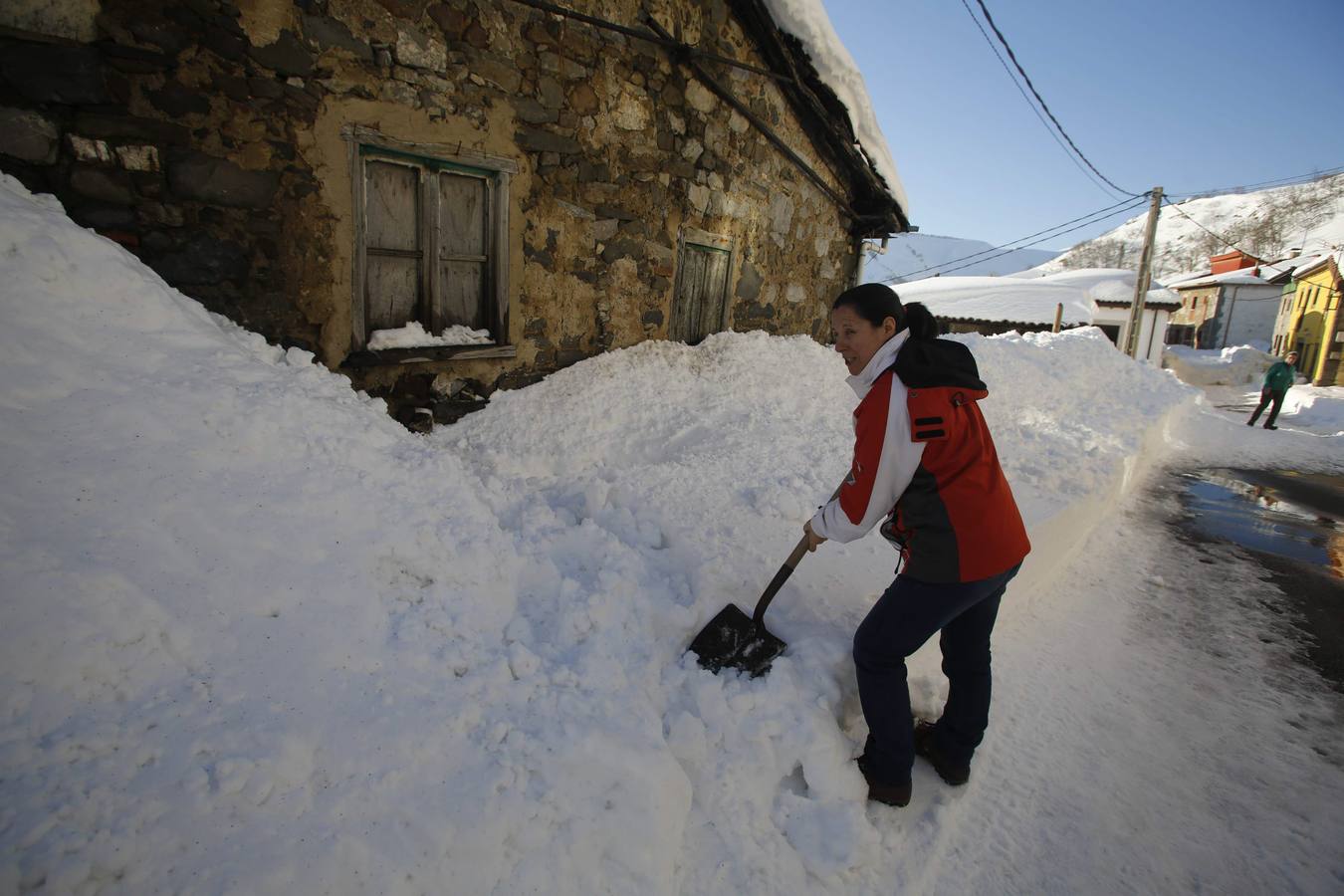 Los vecinos tienen que trabajar mucho para abrir accesos a sus casas.
