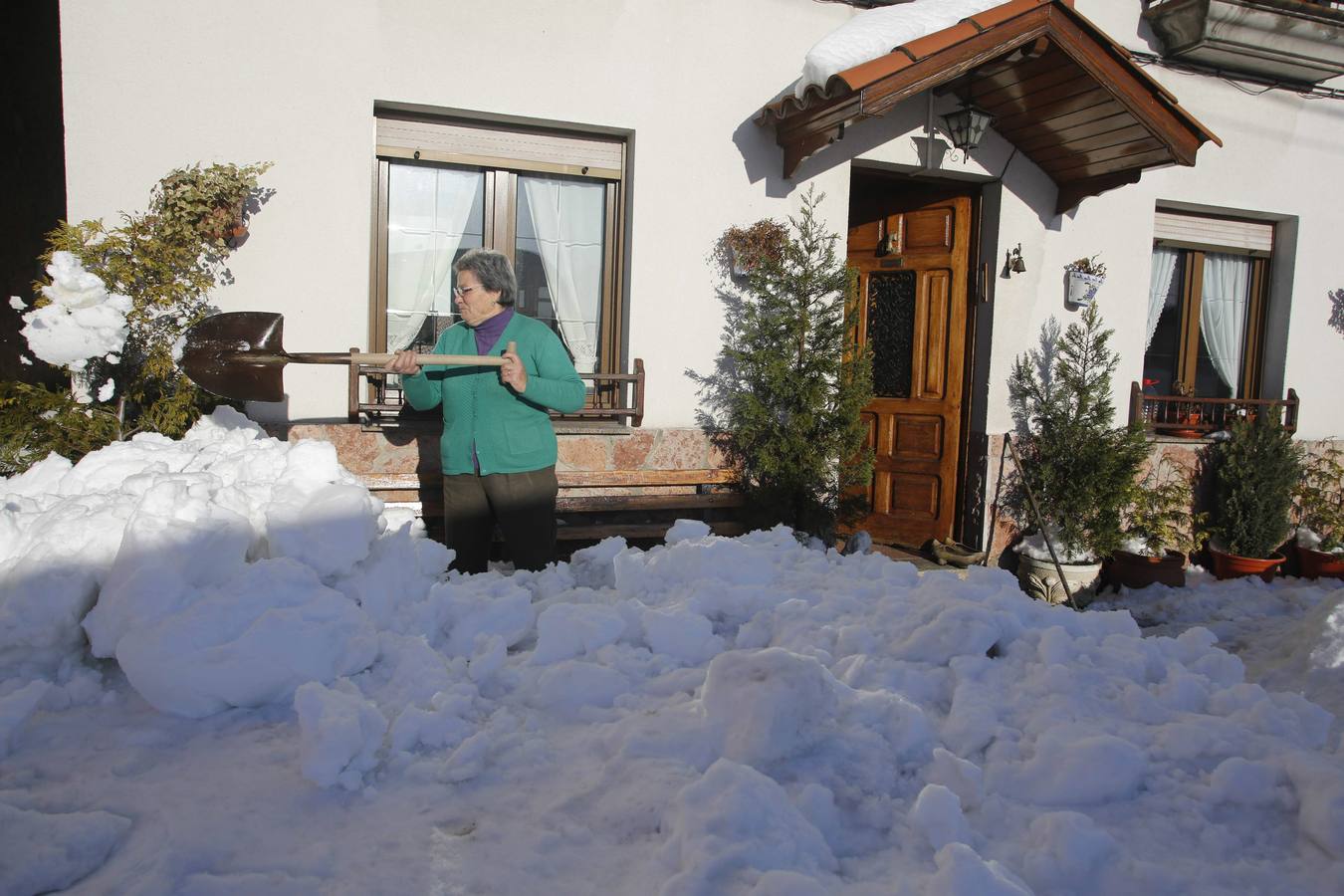 Los vecinos tienen que trabajar mucho para abrir accesos a sus casas.