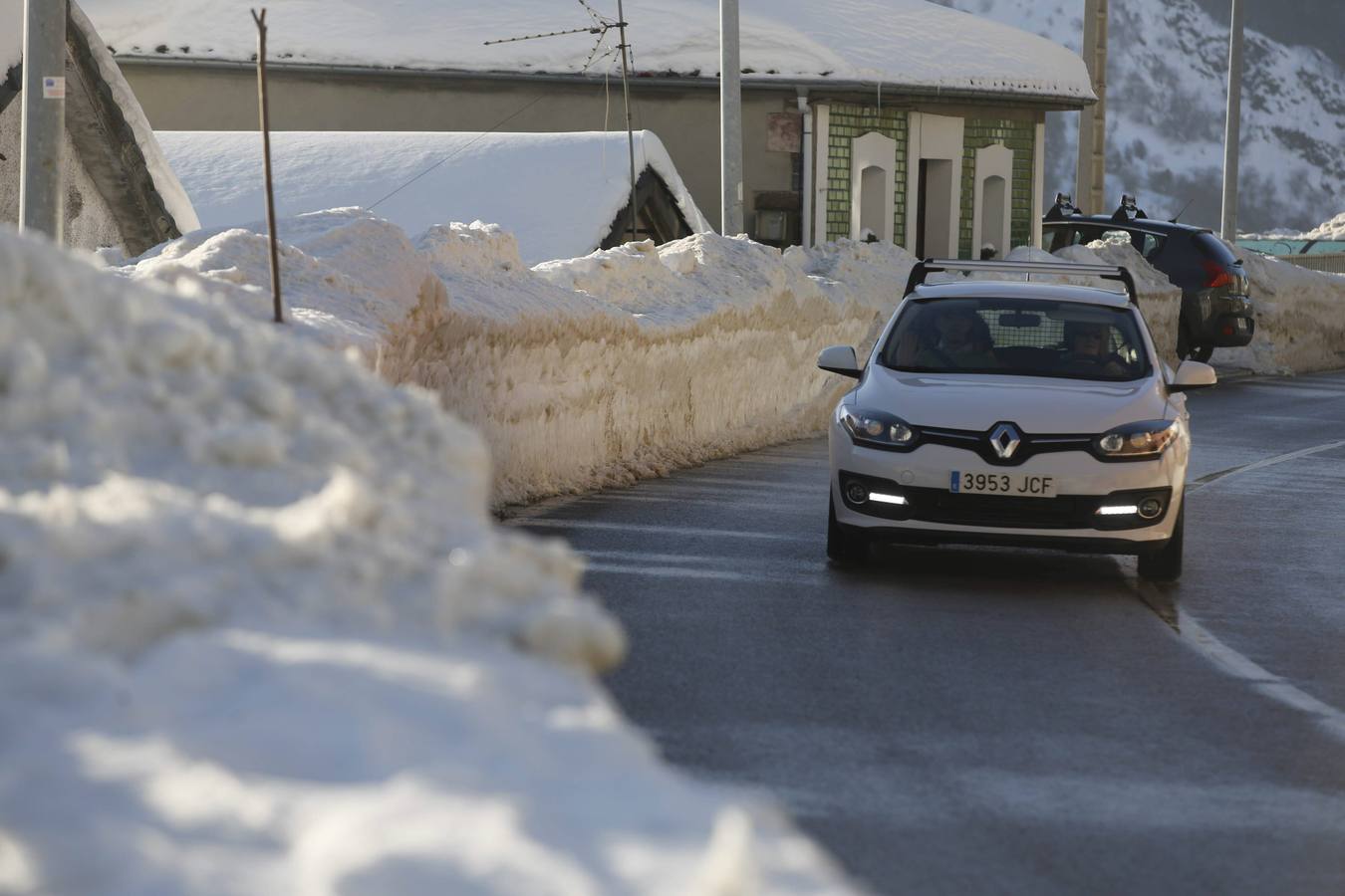 La nieve se acumula en los bordes de la carretera por la que han pasado máquinas quitanieves.