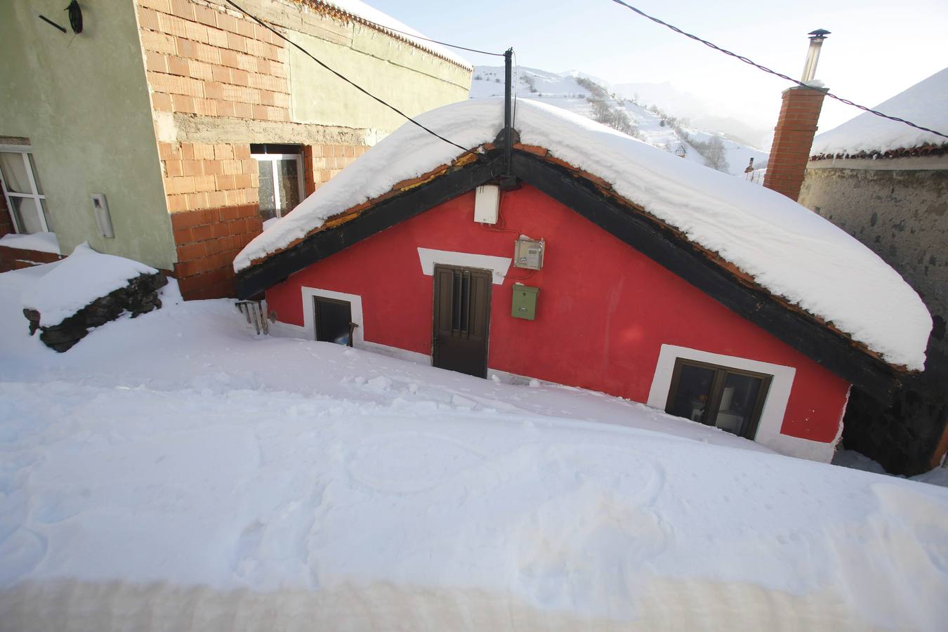 Muchas casas de Pajares tienen los accesos casi cerrados.