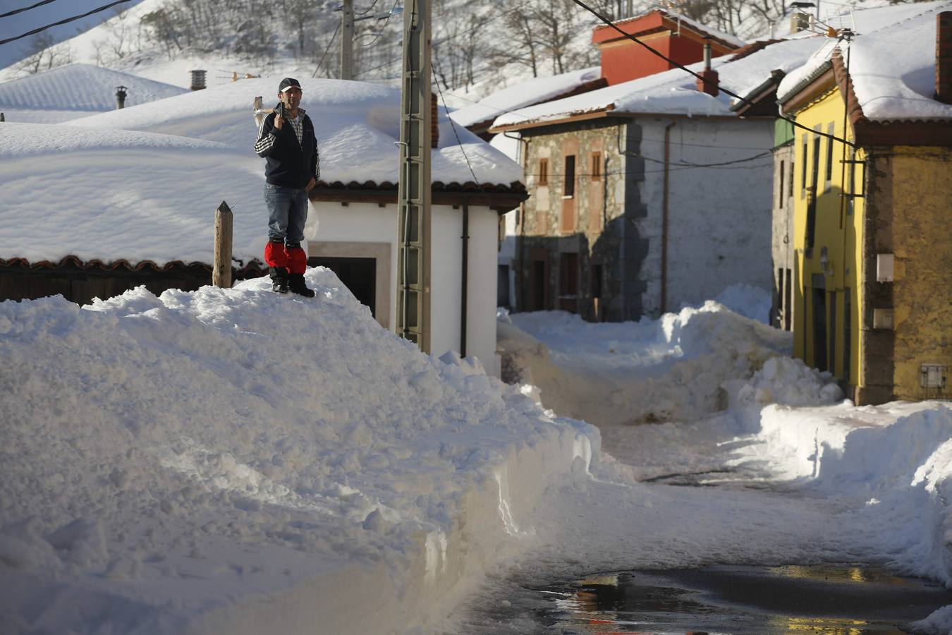 Los vecinos tienen que trabajar mucho para abrir accesos a sus casas.