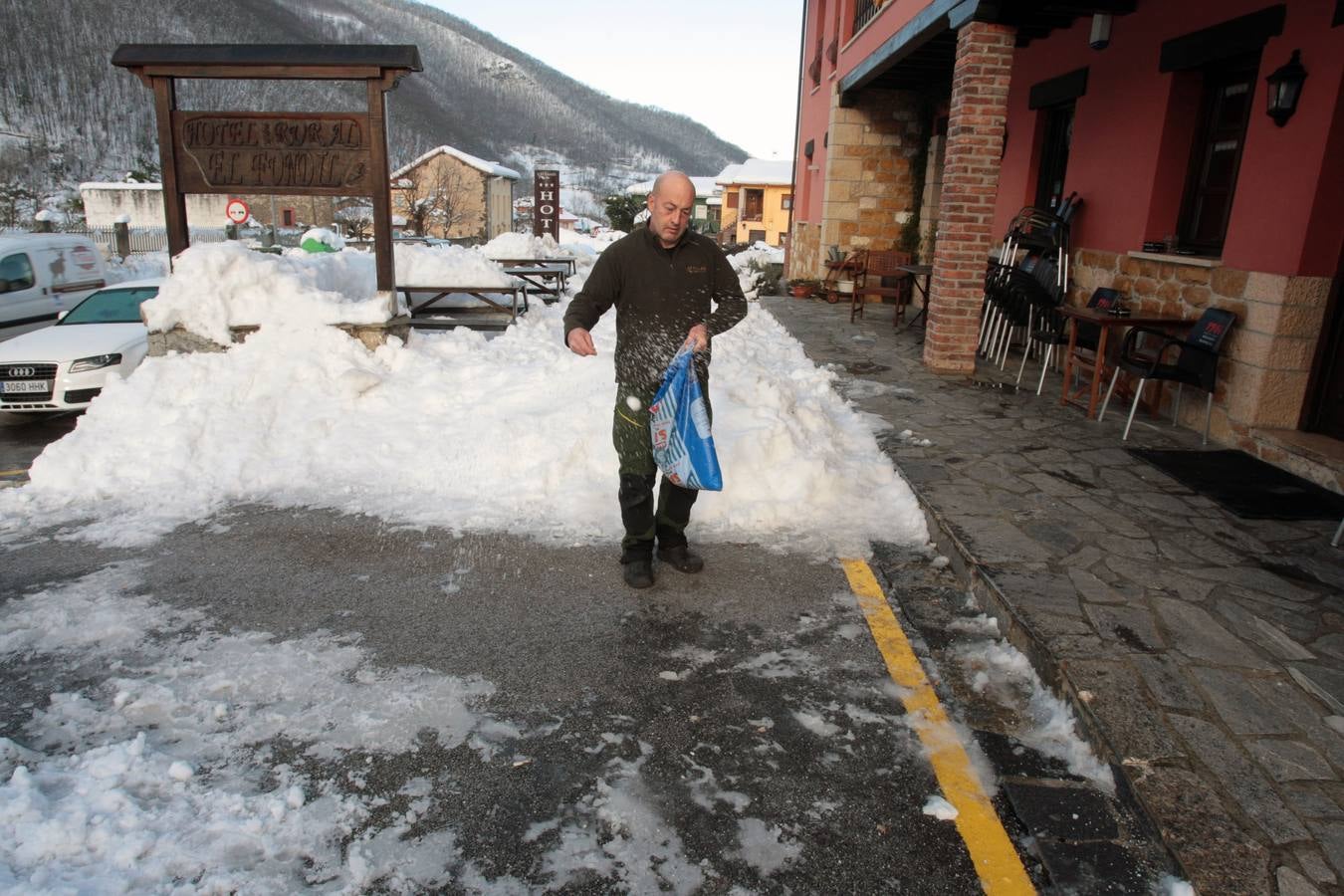 El Pino, en Aller, uno de los lugares en los que se intenta recuperar la normalidad.