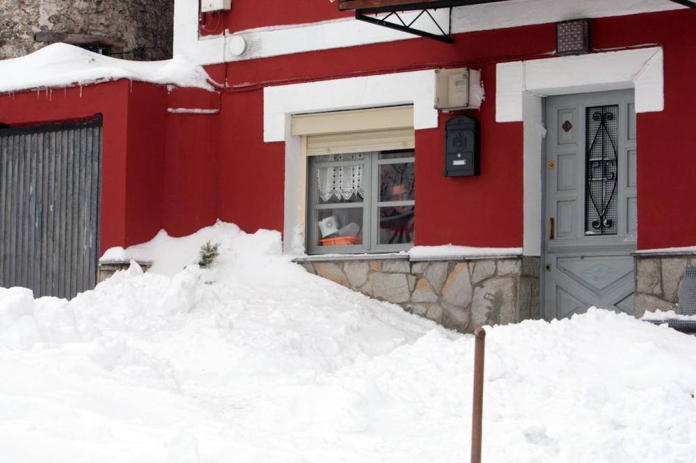 La lucha contra la nieve fue feroz en algunas zonas. Pajares