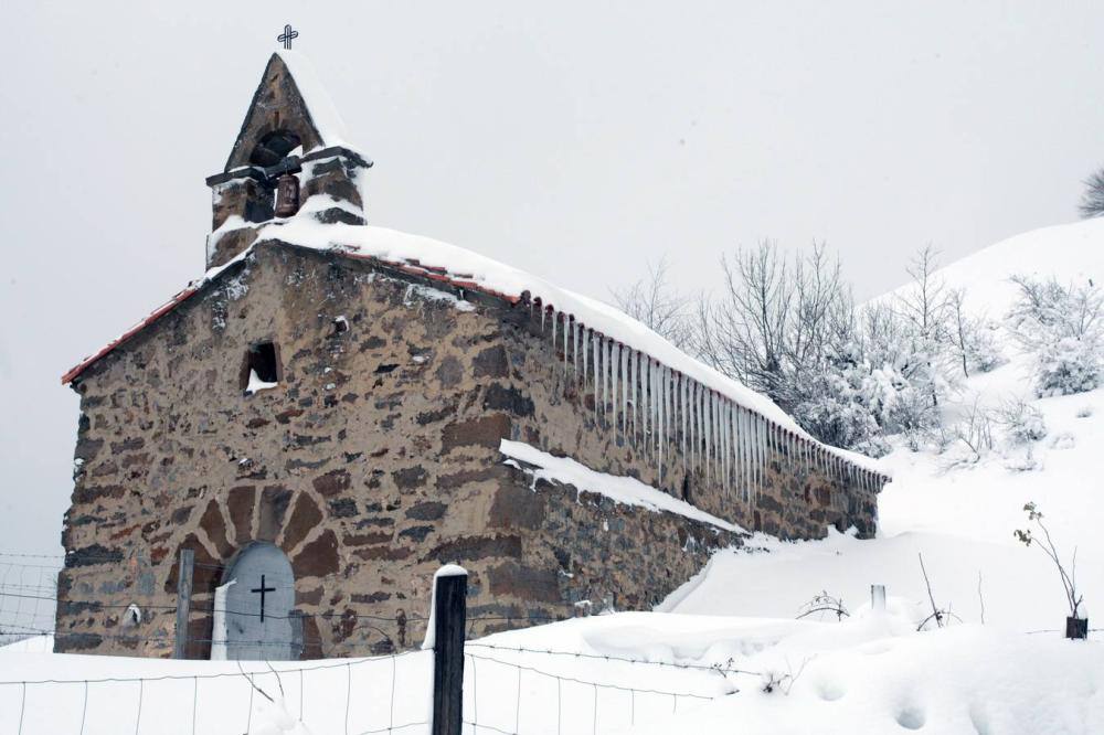 La lucha contra la nieve fue feroz en algunas zonas. Pajares