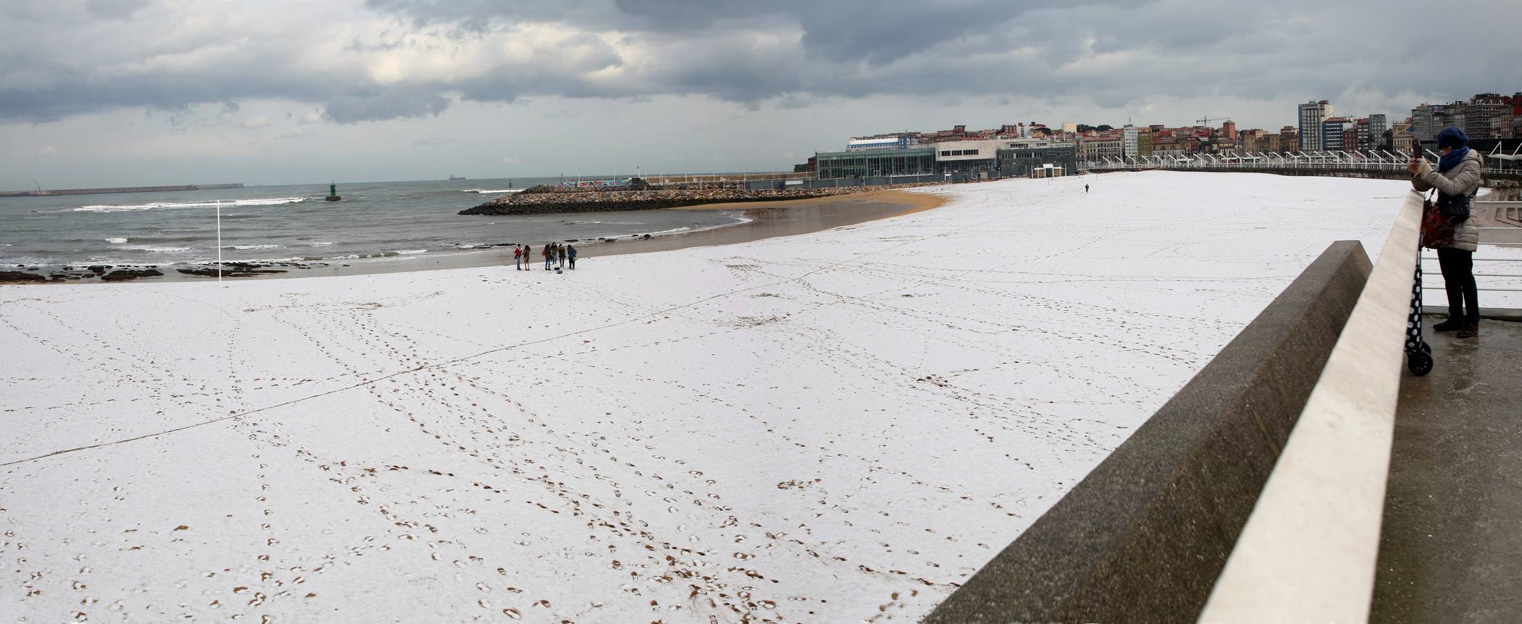 La nieve llegó al nivel del mar. Playa de Poniente, Gijón.