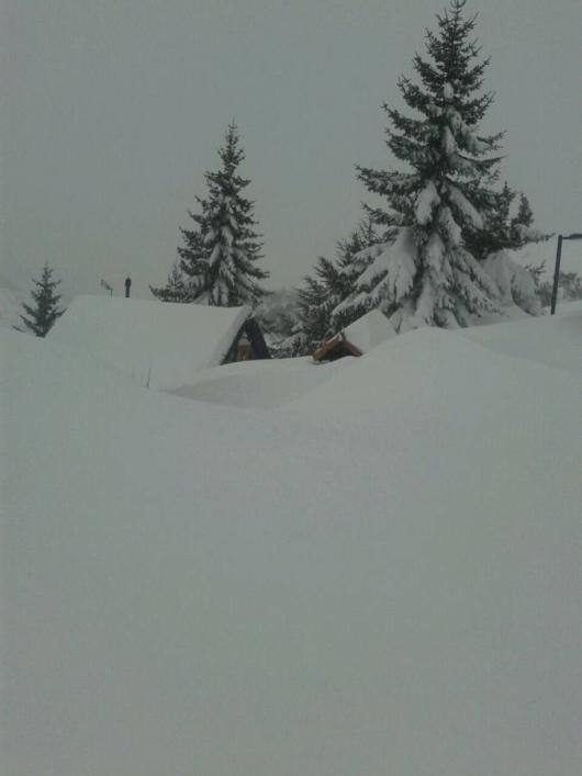 En La Raya, San Isidro, la nieve llegó hasta los tejados.