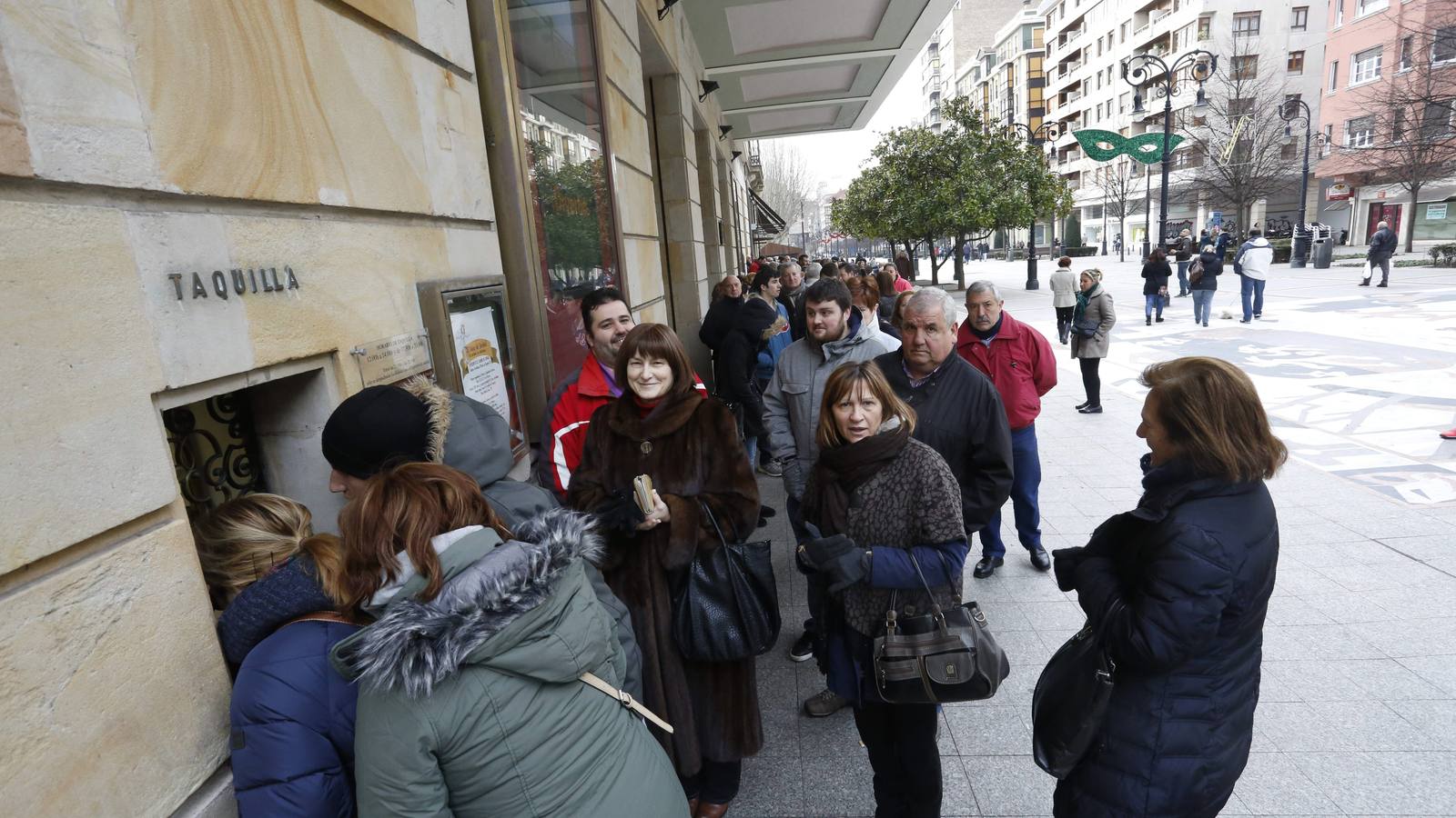 Largas colas para el concurso de charangas del Antroxu