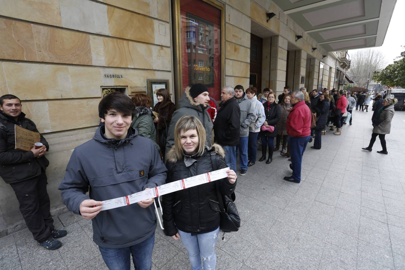 Largas colas para el concurso de charangas del Antroxu