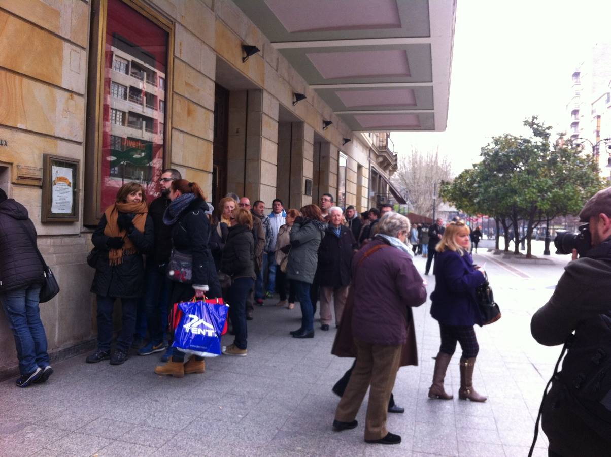 Largas colas para el concurso de charangas del Antroxu