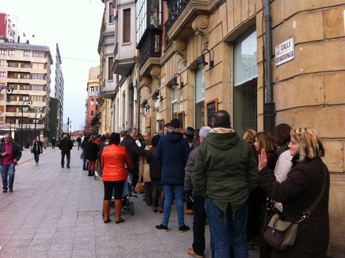 Largas colas para el concurso de charangas del Antroxu