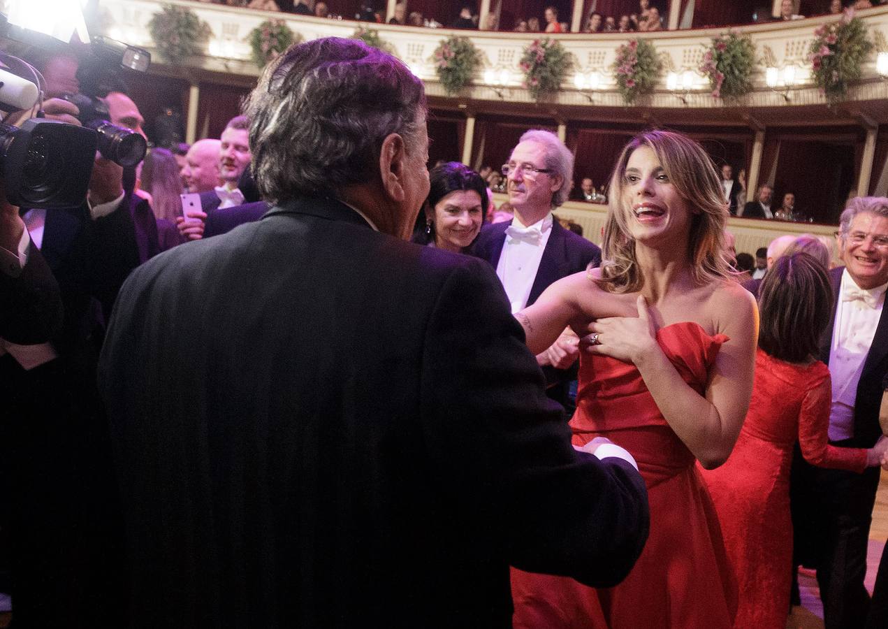 El &#039;desmadre&#039; de Elisabetta Canalis en el Baile de la Ópera de Viena