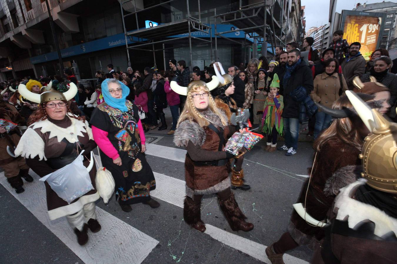 Avilés se vuelca con su desfile de Antroxu