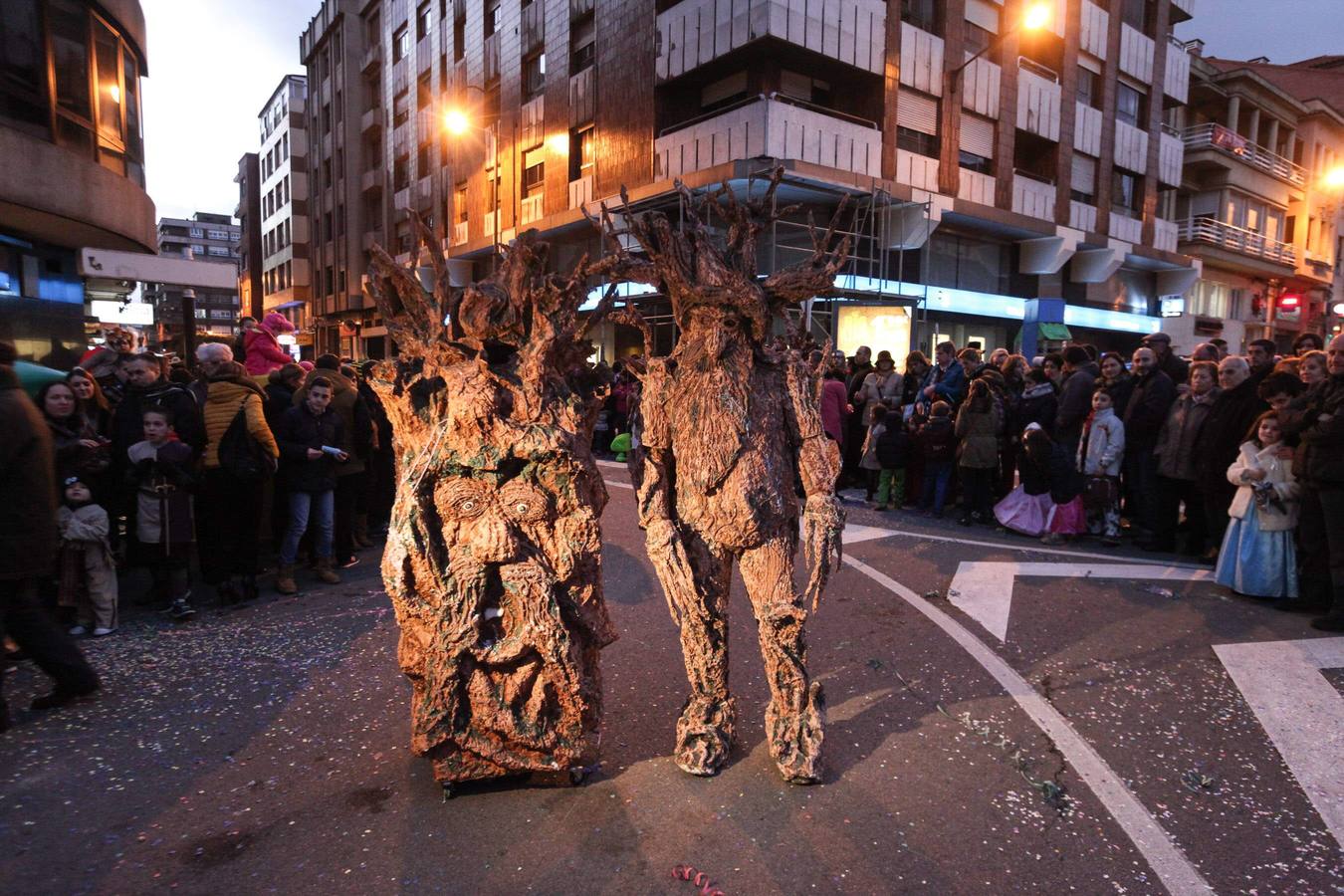 Avilés se vuelca con su desfile de Antroxu