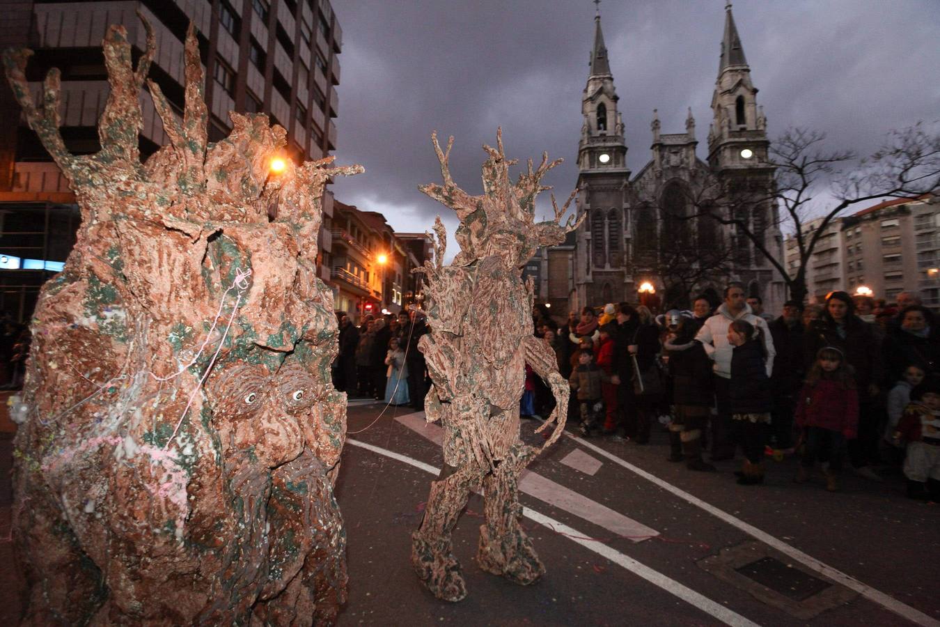 Avilés se vuelca con su desfile de Antroxu