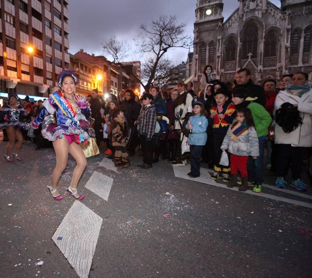 Avilés se vuelca con su desfile de Antroxu