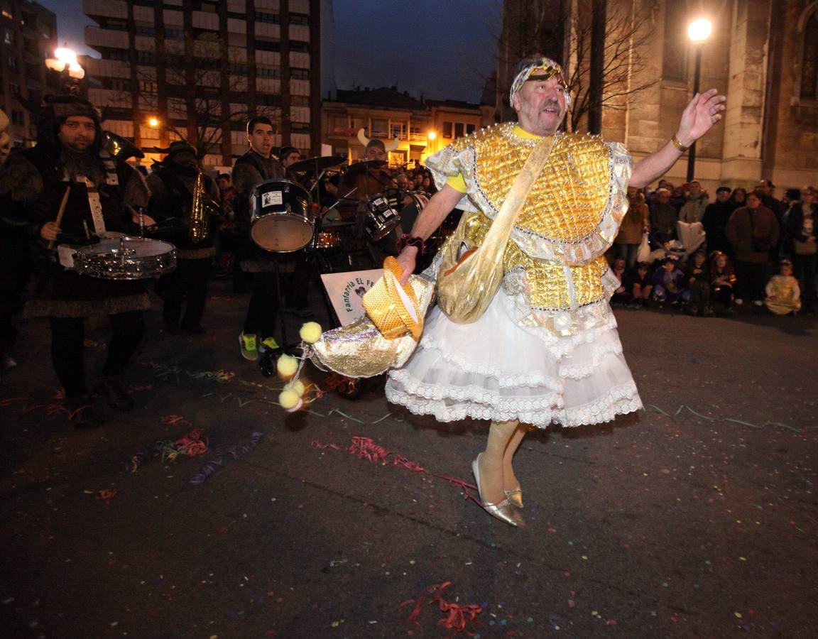 Avilés se vuelca con su desfile de Antroxu