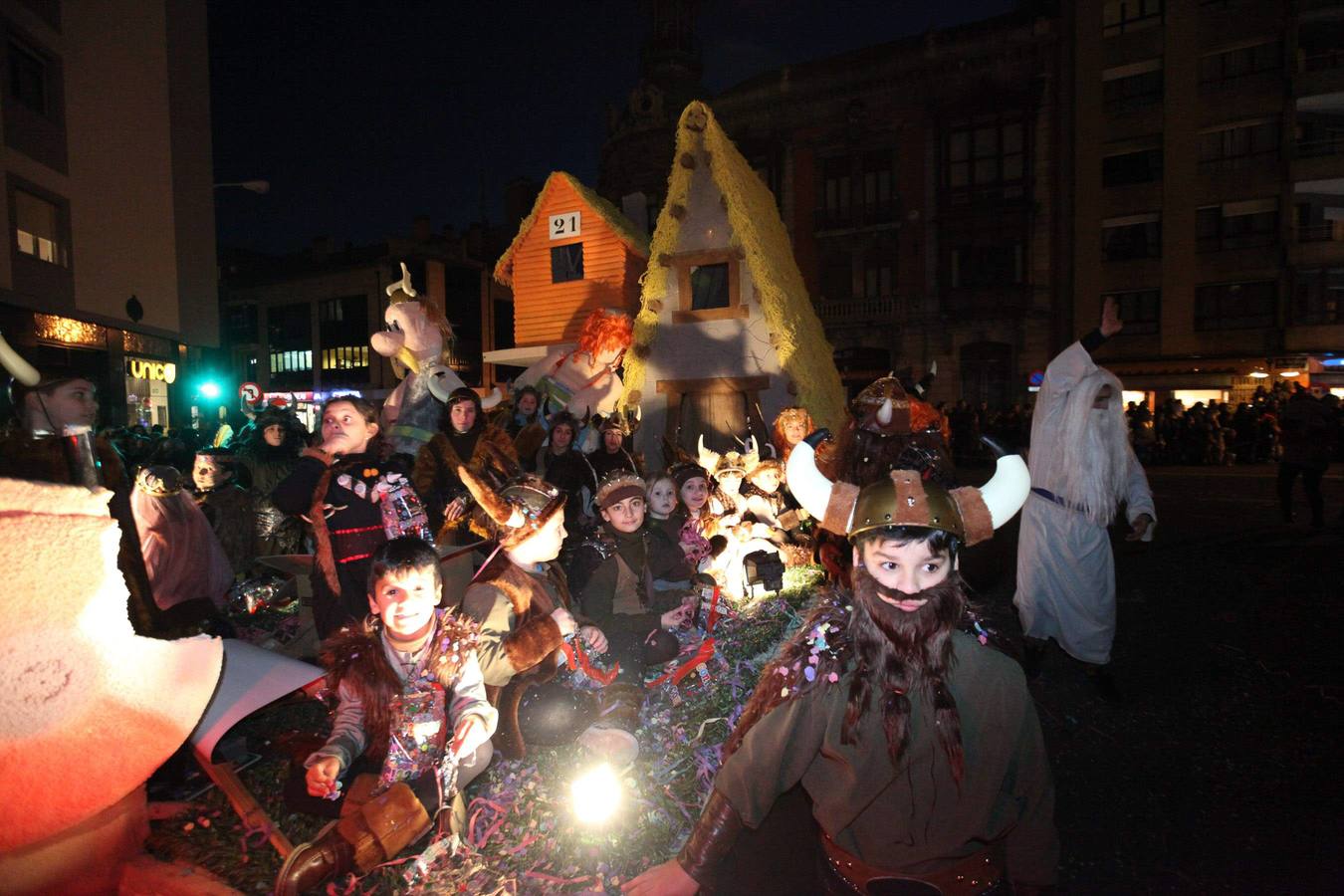 Avilés se vuelca con su desfile de Antroxu