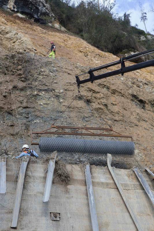 Una malla de contención para la ladera de Parres donde se produjo el argayo