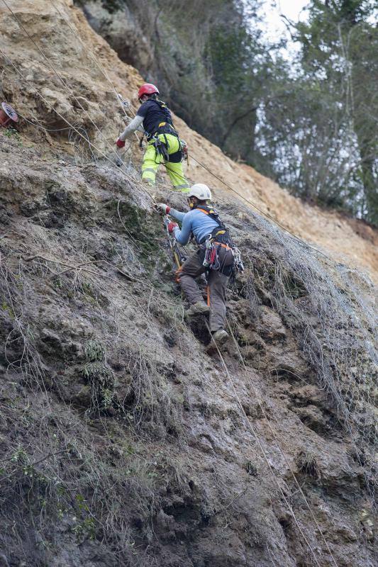 Una malla de contención para la ladera de Parres donde se produjo el argayo