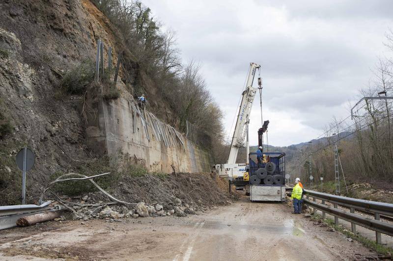 Una malla de contención para la ladera de Parres donde se produjo el argayo