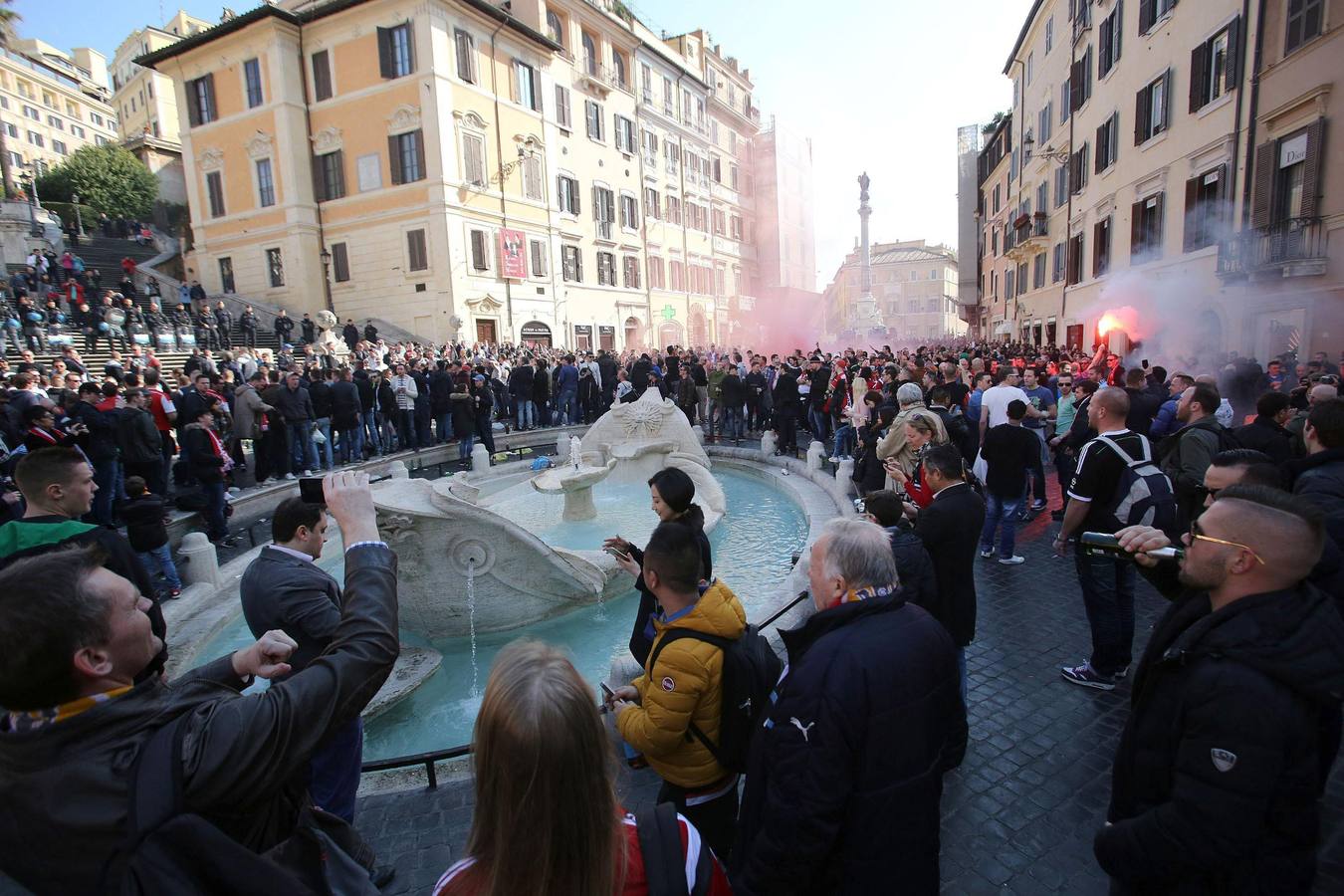 Hinchas del Feyenoord provocan graves disturbios en Roma