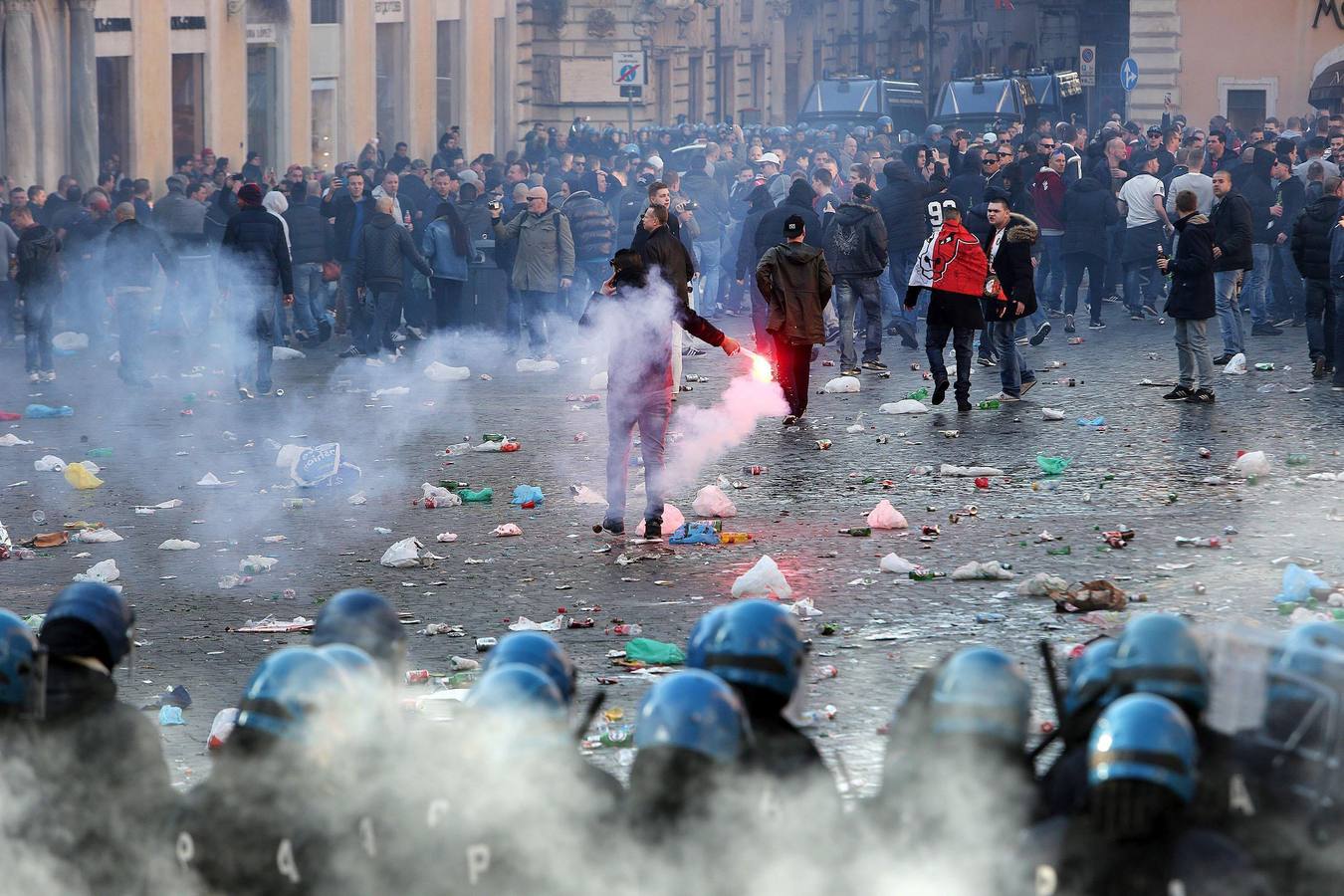 Hinchas del Feyenoord provocan graves disturbios en Roma