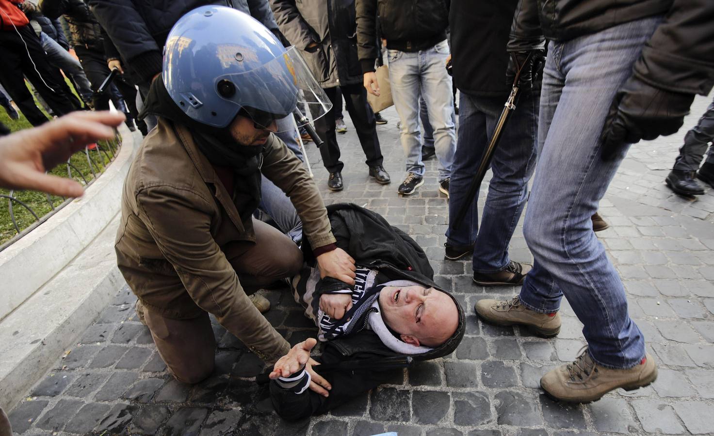 Hinchas del Feyenoord provocan graves disturbios en Roma