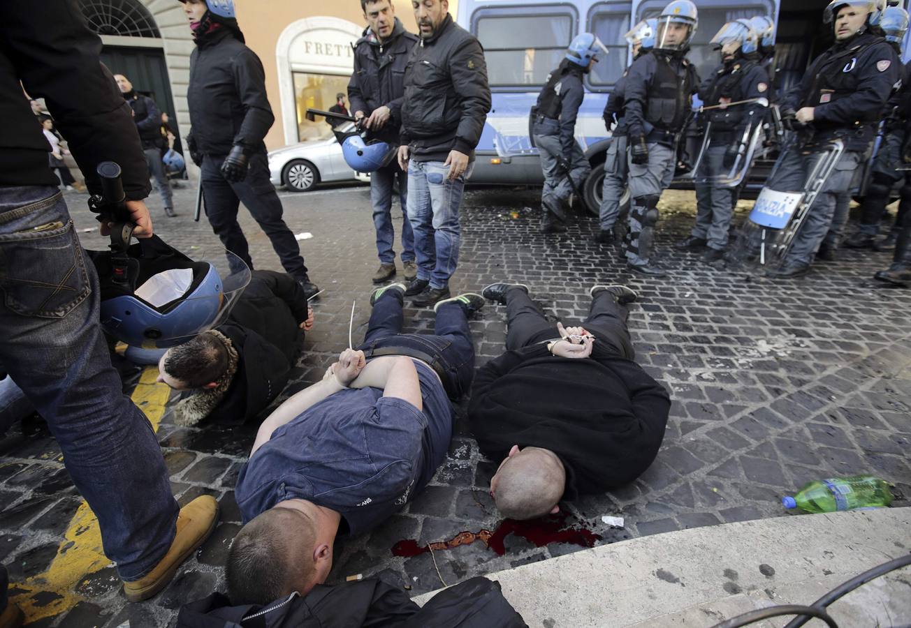 Hinchas del Feyenoord provocan graves disturbios en Roma