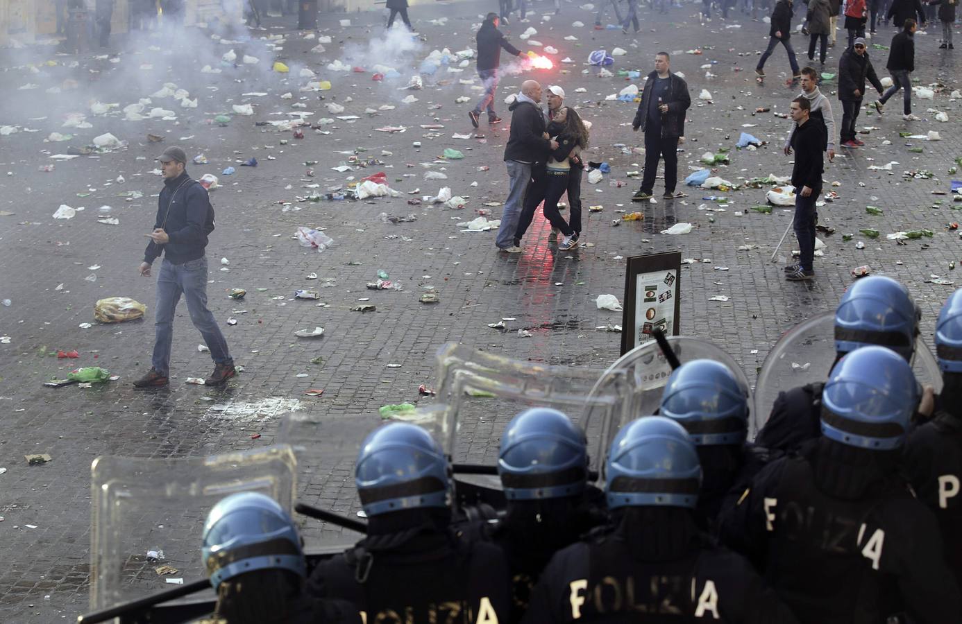 Hinchas del Feyenoord provocan graves disturbios en Roma